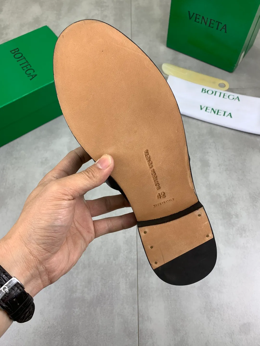 Men's shoes 💰P800 [New model] (genuine leather outsole) water-dyed cow lining 💰High-quality business couple half-slip leather shoes 💎💎💎 BOTTEGA VENETA official website synchronizes the latest top version of BV in the market, accepts material comparison, shoe type comparison, process comparison, practical and textured, versatile and suitable for any occasion, the more you look at it, the more flavorful it becomes. Purely hand-knitted craftsmanship - Upper material, calfskin imported from Italy 🇮🇹 - High-quality water-dyed cowhide lining - Original private model customized leather outsole -Size: Female 35-39 (40 ordered) Male 39-44 (38 45 can be customized) Color: Multiple colors available